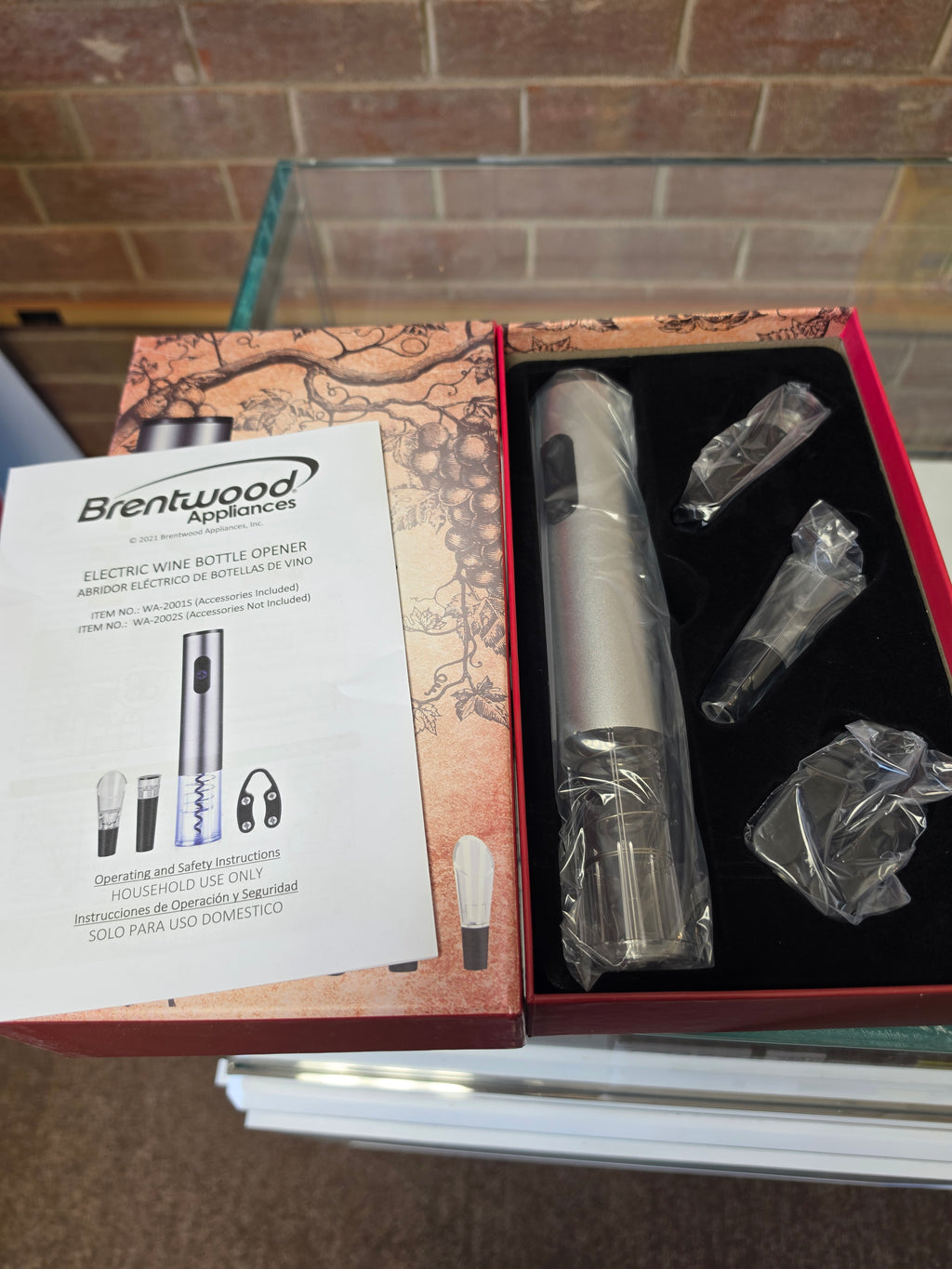 Brentwood Electric Wine Bottle Opener Set with Foil Cutter, Stopper & Aerator Pourer